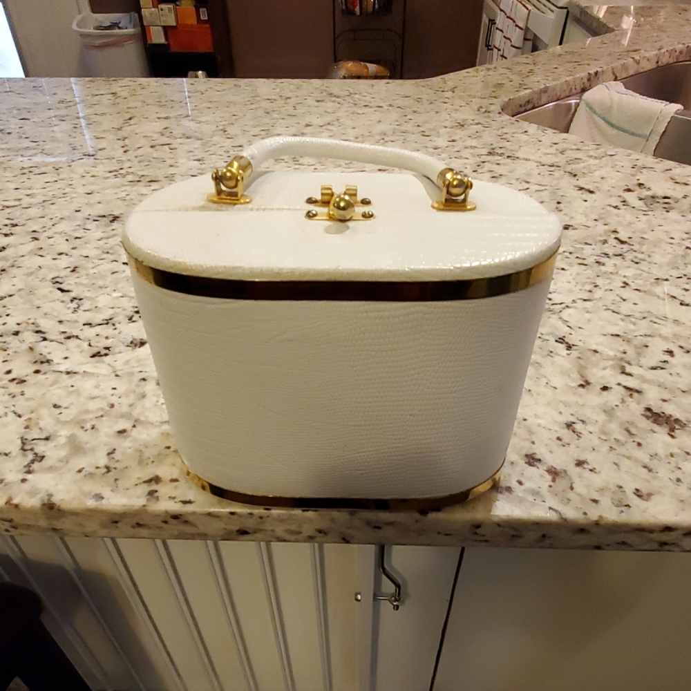 Retro alligator skin like vinyl  purse